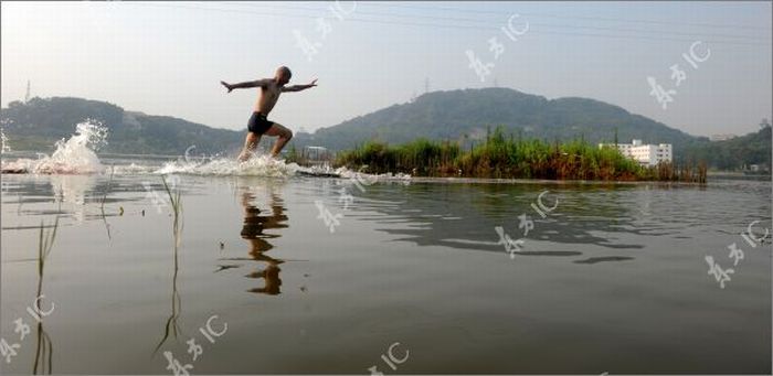 ΔΕΙΤΕ: Πώς οι μοναχοί Shaolin περπατούν στο νερό;;; - Φωτογραφία 12