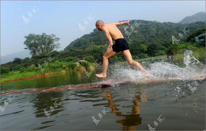 ΔΕΙΤΕ: Πώς οι μοναχοί Shaolin περπατούν στο νερό;;; - Φωτογραφία 7