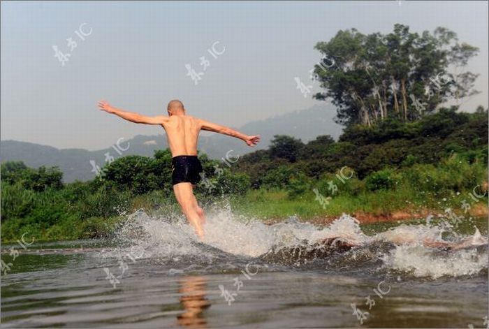 ΔΕΙΤΕ: Πώς οι μοναχοί Shaolin περπατούν στο νερό;;; - Φωτογραφία 8