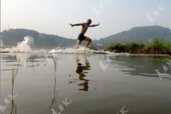 ΔΕΙΤΕ: Πώς οι μοναχοί Shaolin περπατούν στο νερό;;;