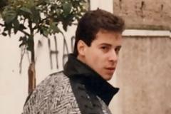 Μπορείτε να αναγνωρίσετε τον γνωστό Έλληνα τραγουδιστή σε ηλικία 22χρονών;