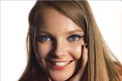 20χρονο μοντέλο φωτογραφίζεται σαν 10, 20, 30, 40, 50 και 60 ετών