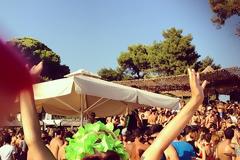 ΔΕΙΤΕ: Καλοπερνάνε στη Σκιάθο Λάουρα Νάργες και Δήμητρα Καμπούρη!