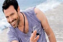 I.MAΡΙΝΑΚΗΣ: Είναι ερωτευμένος και το δείχνει!