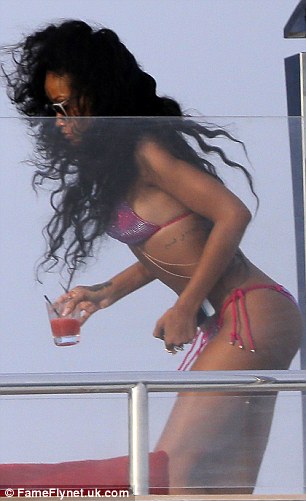 Δεν σταματά να προκαλεί η Rihanna! - Φωτογραφία 3