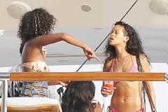 Δεν σταματά να προκαλεί η Rihanna!
