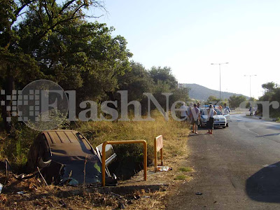 Πτώση αυτοκινήτου σε χαντάκι με τρείς τραυματίες - Φωτογραφία 2