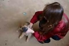 Μοντέλο πνίγει... κουτάβι! (pics)