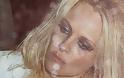 Η Pamela Anderson λιώμα από το ποτό τσεκάρει αν η σιλικόνη είναι στην θέση της!