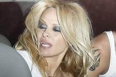 ΔΕΙΤΕ: Μεθυσμένη και σε μαύρο χάλι η Π. Άντερσον