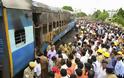 Ινδία: 32 νεκροί από πυρκαγιά σε τρένο
