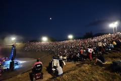 ΣΥΓΚΛΟΝΙΣΤΙΚΟΣ Ο ΓΙΑΝΝΗΣ ΠΑΡΙΟΣ ΣΤΟ ΑΡΧΑΙΟ ΘΕΑΤΡΟ ΔΙΟΥ