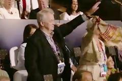 VIDEO: Όχι...δεν υποδέχτηκε με ναζιστικό χαιρετισμό τη γερμανική αποστολή.