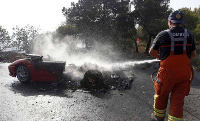 Διάσημος ποδοσφαιριστής, κόντεψε να καεί ζωντανός στη Ferrari του! [ΦΩΤΟ] - Φωτογραφία 4