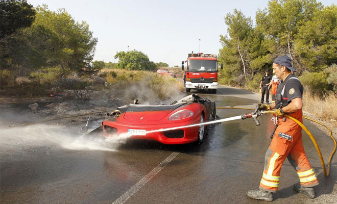 Διάσημος ποδοσφαιριστής, κόντεψε να καεί ζωντανός στη Ferrari του! [ΦΩΤΟ] - Φωτογραφία 7