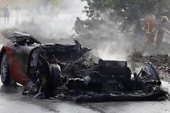 Διάσημος ποδοσφαιριστής, κόντεψε να καεί ζωντανός στη Ferrari του! [ΦΩΤΟ]