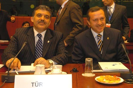Ένταση στην κορυφή της πολιτικής ηγεσίας της Τουρκίας Αντιπαράθεση ξέσπασε ανάμεσα στον πρόεδρο Γκιουλ και τον πρωθυπουργό Ερντογάν - Φωτογραφία 1