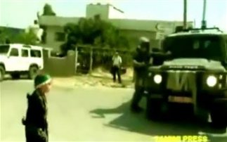 ΣΥΓΚΛΟΝΙΣΤΙΚΟ VIDEO: Mια ανήλικη Παλαιστίνια απέναντι στους Ισραηλινούς στρατιώτες - Φωτογραφία 1