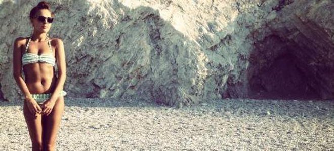 ΔΕΙΤΕ: Η Τάμτα με μπικίνι σε ερημική παραλία της Σκιάθου - Φωτογραφία 1