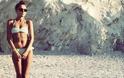ΔΕΙΤΕ: Η Τάμτα με μπικίνι σε ερημική παραλία της Σκιάθου