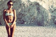 ΔΕΙΤΕ: Η Τάμτα με μπικίνι σε ερημική παραλία της Σκιάθου