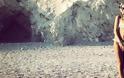 ΔΕΙΤΕ: Η Τάμτα με μπικίνι σε ερημική παραλία της Σκιάθου - Φωτογραφία 2
