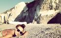 ΔΕΙΤΕ: Η Τάμτα με μπικίνι σε ερημική παραλία της Σκιάθου - Φωτογραφία 3