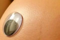 Μπορείτε να μαντέψετε σε τι έχουν τοποθετηθεί αυτά τα πλαστικά μάτια;