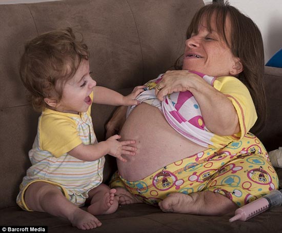 ΔΕΙΤΕ: Η πιο μικρόσωμη μητέρα στον κόσμο - Φωτογραφία 1