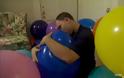 VIDEO: 27χρονος είναι αθεράπευτα ερωτευμένος με… μπαλόνια!