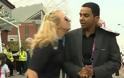 Ολυμπιακοί Αγώνες 2012: Άρπαξε και φίλησε ρεπόρτερ κατά τη διάρκεια του δελτίου ειδήσεων [video]