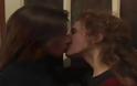 Το φιλί μεταξύ γυναικών στην Τελετή Έναρξης που αναστάτωσε...
