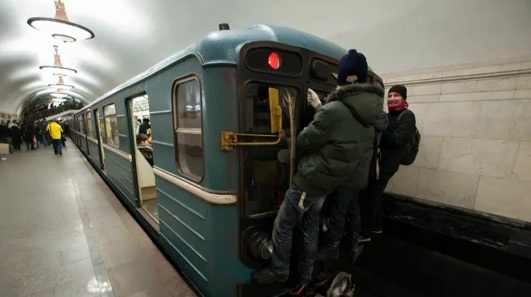 Metro Surfing, μια νέα επικίνδυνη τάση - Φωτογραφία 2