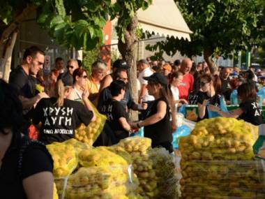 Με ταυτότητες δίνει δωρεάν τα τρόφιμα η Χρυσή Αυγή στο Σύνταγμα - Φωτογραφία 2