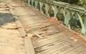 Περνάνε άνθρωποι από σάπια γέφυρα και κινδυνεύουν να πέσουν στο ποτάμι! [video]