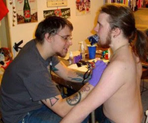 ΔΕΙΤΕ: Ίσως ο χειρότερος τατουατζής του κόσμου… - Φωτογραφία 1