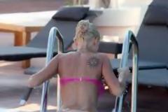 ΔΕΙΤΕ: Έσβησε τον καύσωνα με τις πόζες της η Έλενα Γκρέκου...