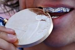 Δείτε τις σχετικές φωτογραφίες της Kristen Stewart σε τρυφερά τετ α τετ με τον σκηνοθέτη της οι οποίες αποτέλεσαν και την αιτία του χωρισμού της από τον Pattinson...