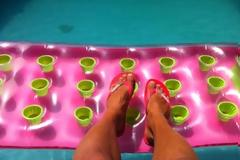 Σε ποια πασίγνωστη παρουσιάστρια της tv ανήκουν αυτά τα πόδια;