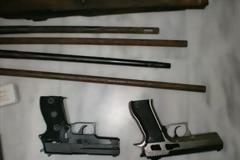 Έφοδος της Αστυνομίας σε σπίτι στα Χανιά που είχε μετατραπεί σε μίνι - οπλοστάσιο