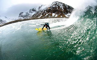 Σέρφινγκ στα παγωμένα κύματα της Αρκτικής! - Φωτογραφία 1