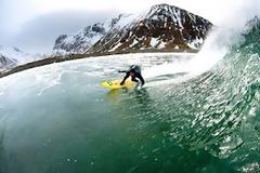 Σέρφινγκ στα παγωμένα κύματα της Αρκτικής!