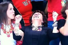 Tην... πάτησε η μητέρα του Φελπς (video, photos)