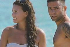 Θ. Μαραντίνης - Σ. Χρηστίδου: Παιχνίδια στη θάλασσα με τον γιο τους!