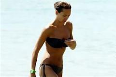 Η Νικολέττα Καρρά με καυτό μπικίνι στη Σκιάθο