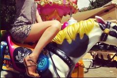 Η παρουσιάστρια και... το άλογο