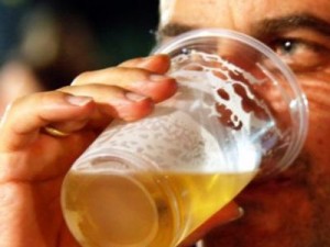ΒΙΝΤΕΟ – Απίστευτη πατέντα: Ποτήρια μπύρας γεμίζουν από τον πάτο! - Φωτογραφία 1