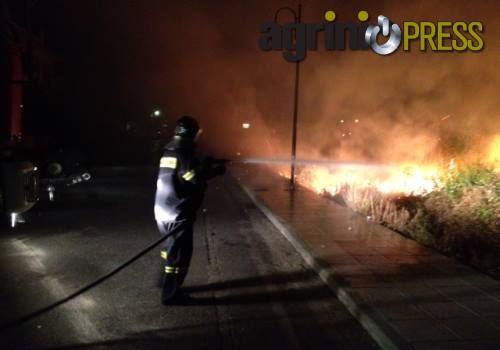 Εμπόλεμη ζώνη το Αιτωλικό - Ρομά πυροβόλησαν 3 Έλληνες στο νοσοκομείο, έκαψαν περιπολικό, πυρπόλησαν κάδους και χωράφια [ΒΙΝΤΕΟ & ΦΩΤΟ] - Φωτογραφία 2