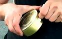 ΑΠΙΣΤΕΥΤΟ VIDEO: Πως να ανοίξετε κονσέρβα χωρίς ανοιχτήρι..