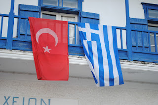 Σοκ στη Σκόπελο από την εικόνα την τούρκικης σημαίας υψωμένης στο δημαρχείο - Φωτογραφία 1